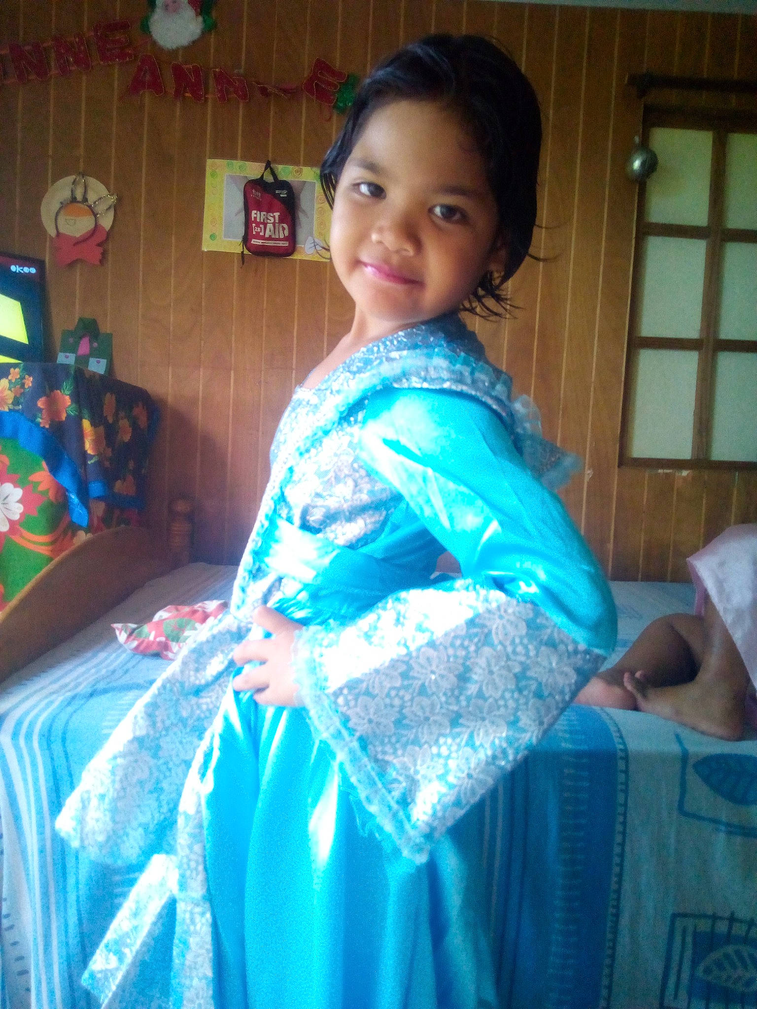 Tutaki participe au concours pour gagner de l'argent avec cette photo : arm, beauty, electric_blue, event, fashion_design, formal_wear, gown, happy, joy, makeover, neck, pattern, person, shoulder, silk, skin, sleeve, smile, textile, trunk