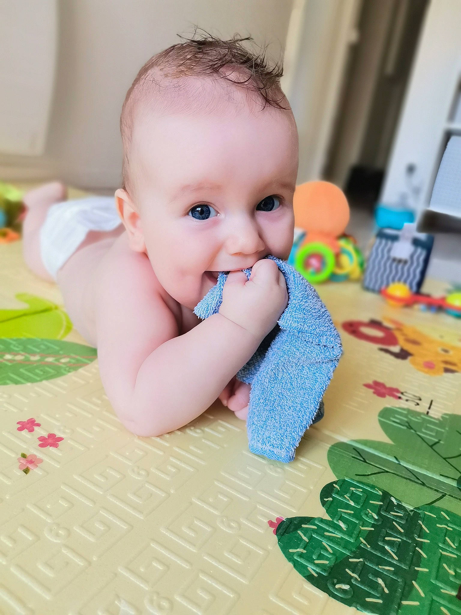 Emilio a rejoint le concours — aidez-le/la à gagner de superbes lots ! baby, baby_products, baby_toddler_clothing, cheek, child, crawling, curtain, flooring, fun, grass, happy, pattern, person, play, product, room, skin, smile, toddler, tummy_time