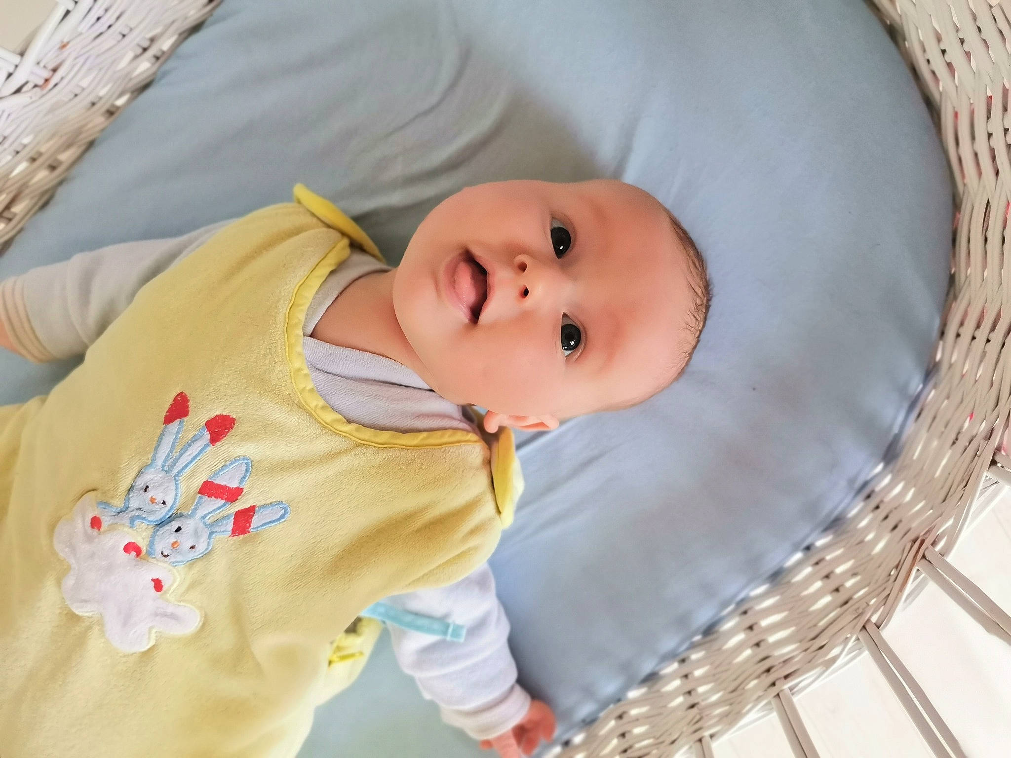 Emilio a rejoint le concours — aidez-le/la à gagner de superbes lots ! baby, baby_products, baby_safety, baby_toddler_clothing, cheek, child, comfort, face, fashion_accessory, infant_bed, linens, mammal, pattern, person, product, skin, sleeve, smile, surprise, textile