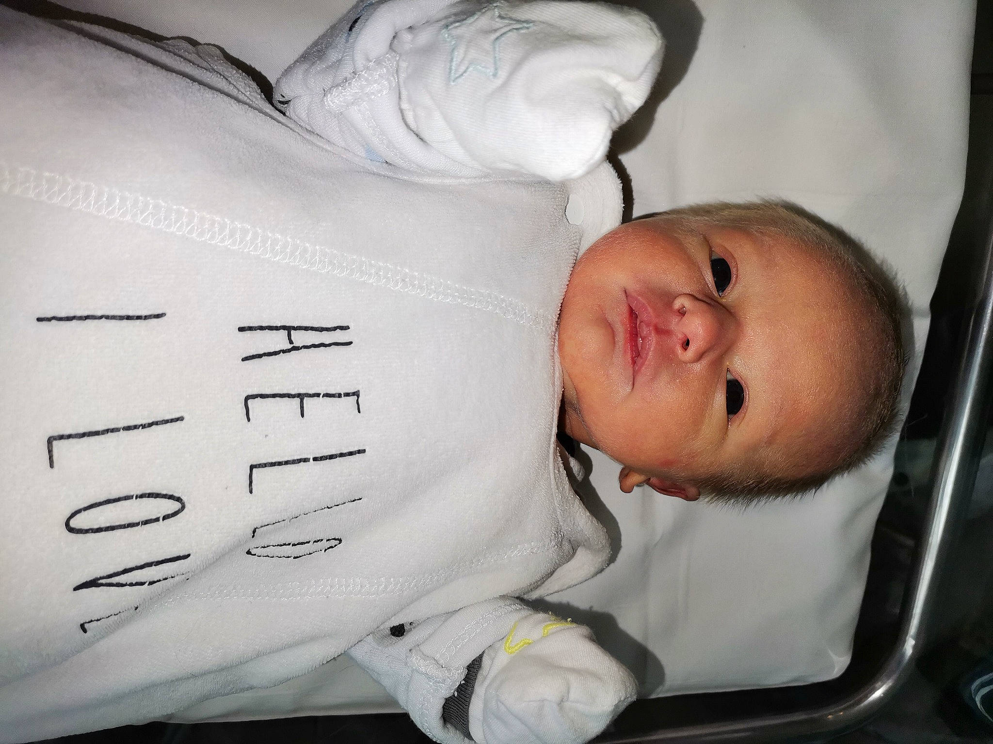 Emilio participe au concours pour gagner de l'argent avec cette photo : baby, baby_products, baby_safety, baby_sleeping, baby_toddler_clothing, bedtime, cheek, child, comfort, font, happy, infant_bed, linens, nap, person, room, sleep, sleeve, toddler