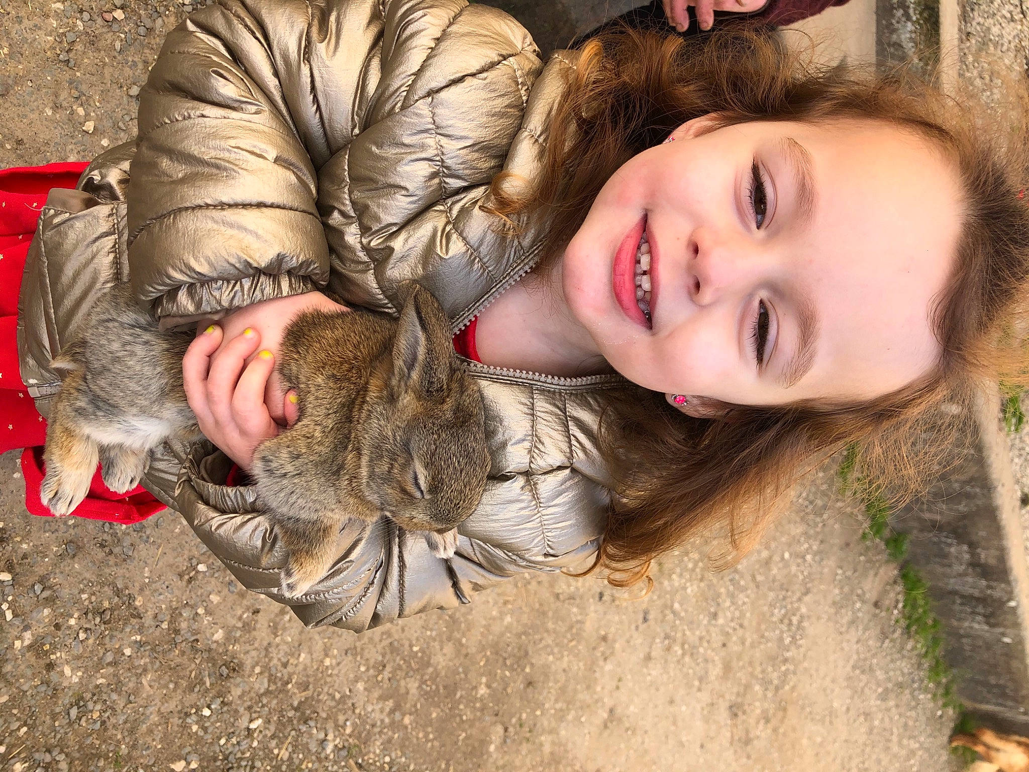 Faustine a rejoint le concours — aidez-le/la à gagner de superbes lots ! black_hair, blond, brown_hair, child, cool, eye, fawn, flash_photography, fur, grass, happy, human_leg, joy, leisure, long_hair, mouth, person, skin, smile, street_fashion