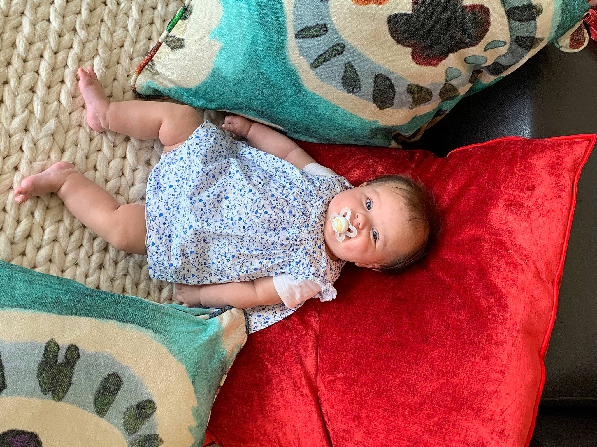 Heloïse participe au concours pour gagner de l'argent avec cette photo : baby, bedtime, child, couch, cushion, furniture, linens, nap, pattern, person, pillow, textile, toddler, turquoise
