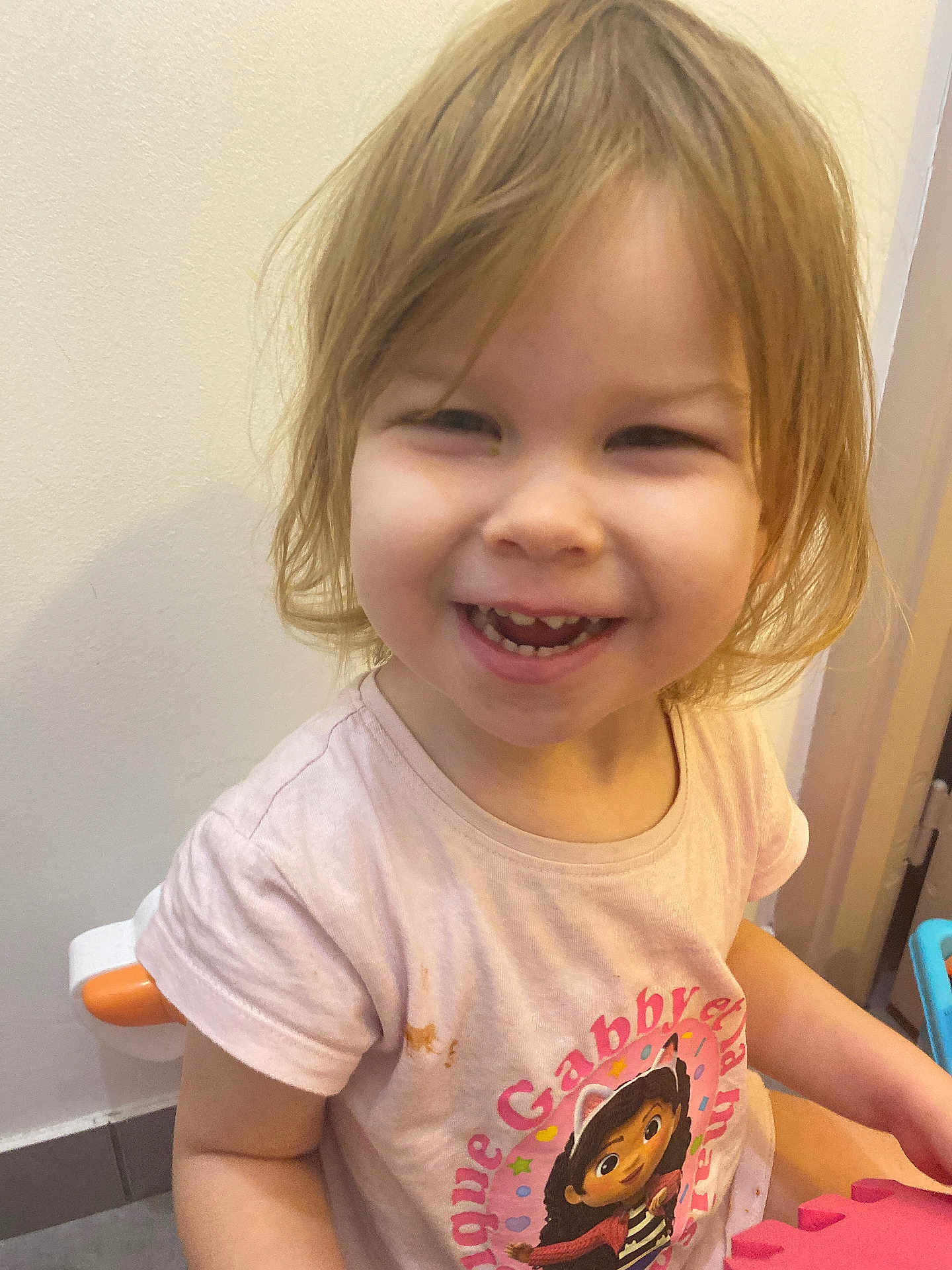 Liana participe au concours pour gagner de l'argent avec cette photo : toddler, child, smile, happy, blonde_hair, indoor, pink_shirt, cartoon_character, playful, cute, young_child, portrait, casual_clothing, toy, joyful, person, small_child, light_skin, short_sleeves, fun