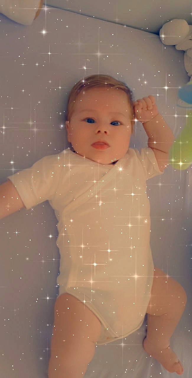 Emiliano a rejoint le concours — aidez-le/la à gagner de superbes lots ! baby, bathing, cheek, child, face, fun, head, illustration, person, skin, sky, smile, space, toddler