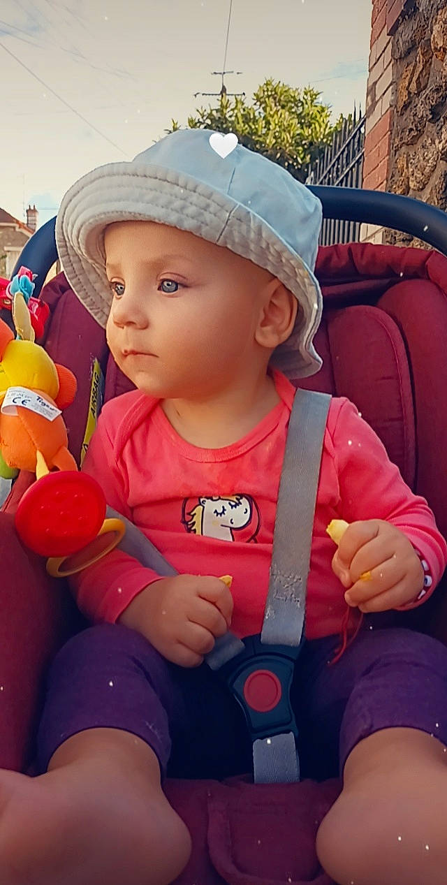 Sofia a rejoint le concours — aidez-le/la à gagner de superbes lots ! arm, baby_toddler_clothing, cap, child, cool, face, finger, happy, hat, headwear, leisure, lip, nose, organ, people, person, pink, product, skin, thumb