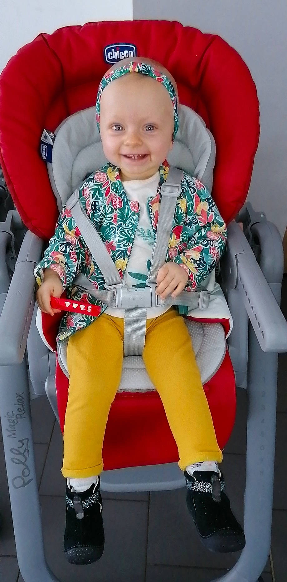 émy a rejoint le concours — aidez-le/la à gagner de superbes lots ! baby, baby_toddler_clothing, child, comfort, event, face, fashion_accessory, fun, happy, joy, lap, person, pink, red, sitting, sleeve, smile, sneakers, thigh, toddler