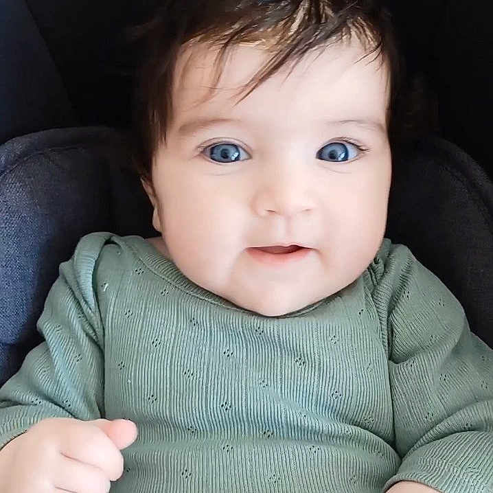 Sonia a rejoint le concours — aidez-le/la à gagner de superbes lots ! baby, bodypart, clothing, cushion, face, finger, hand, happy, head, homedecor, laughing, mouth, pants, person, photography, portrait, sitting, smile, t_shirt, teeth