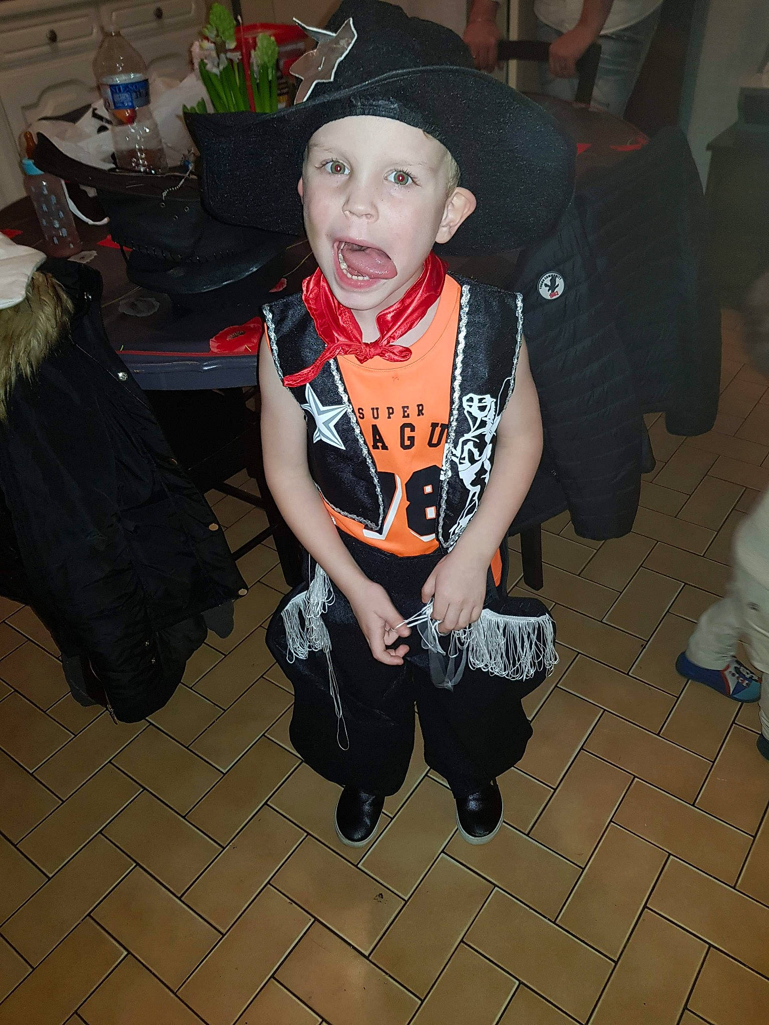 Léo participe au concours pour gagner de l'argent avec cette photo : boy, child, clothing, cool, costume, day, footwear, fun, girl, halloween, headgear, mammal, outerwear, person, product, smile, snapshot, textile, toddler