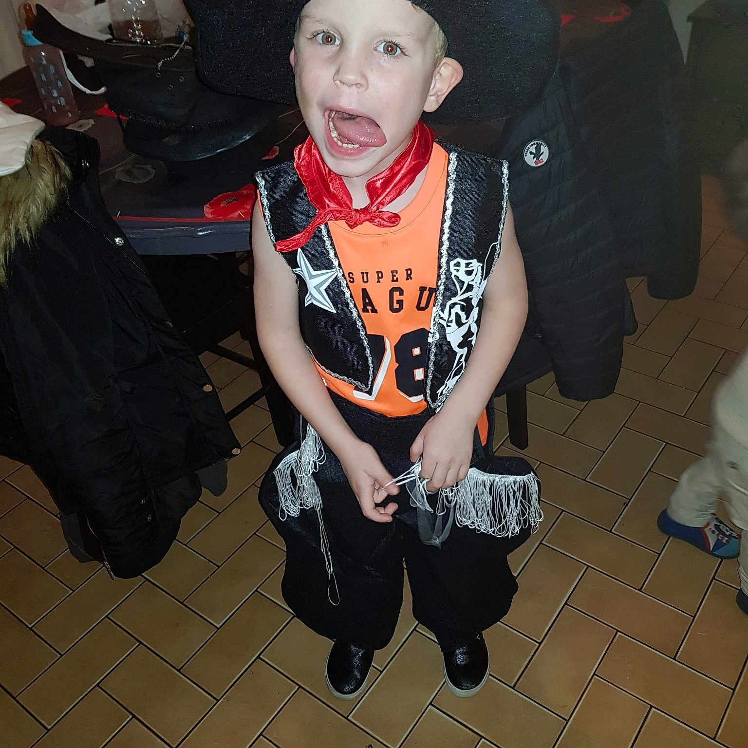 Léo participe au concours pour gagner de l'argent avec cette photo : boy, child, clothing, cool, costume, day, footwear, fun, girl, halloween, headgear, mammal, outerwear, person, product, smile, snapshot, textile, toddler