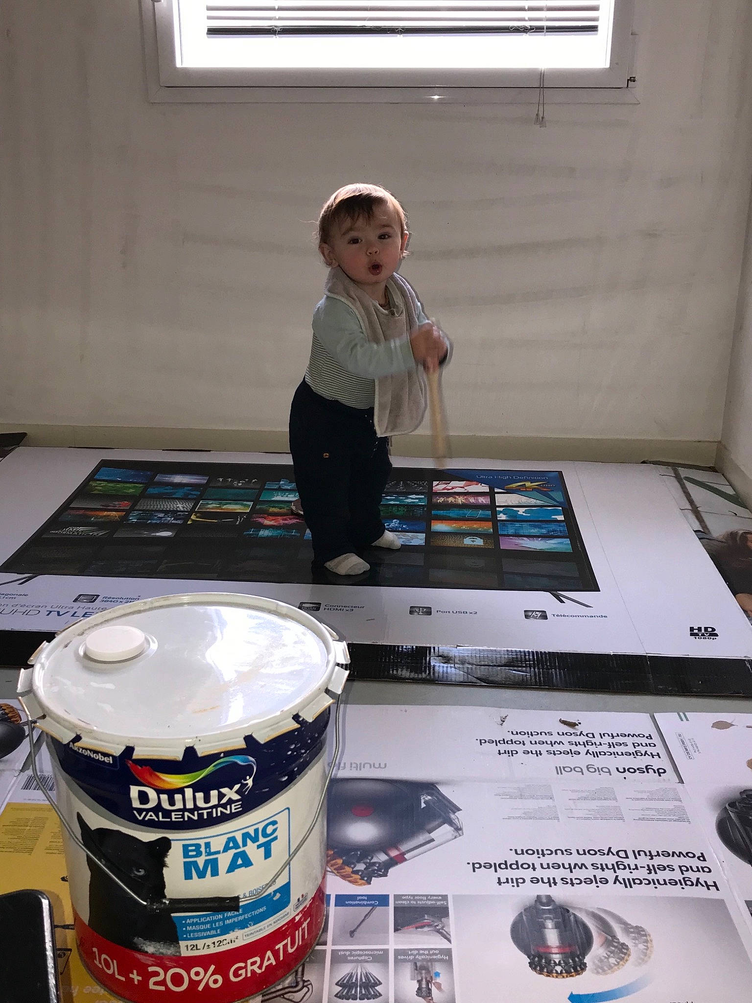 Nathanaël a rejoint le concours — aidez-le/la à gagner de superbes lots ! floor, flooring, joint_compound, paint, person, surprise