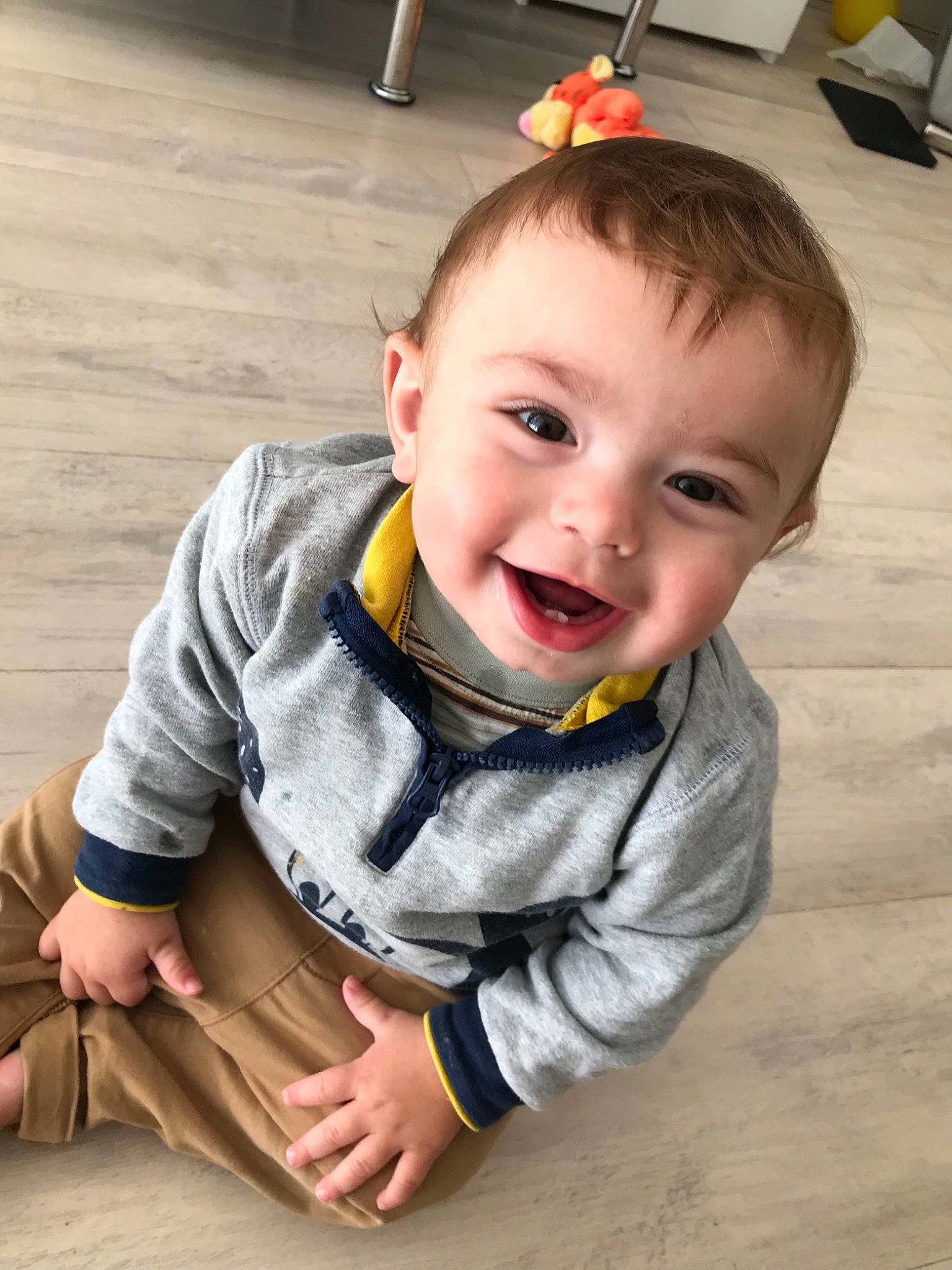 Nathanaël participe au concours pour gagner de l'argent avec cette photo : baby, cheek, child, floor, person, play, sitting, smile, toddler