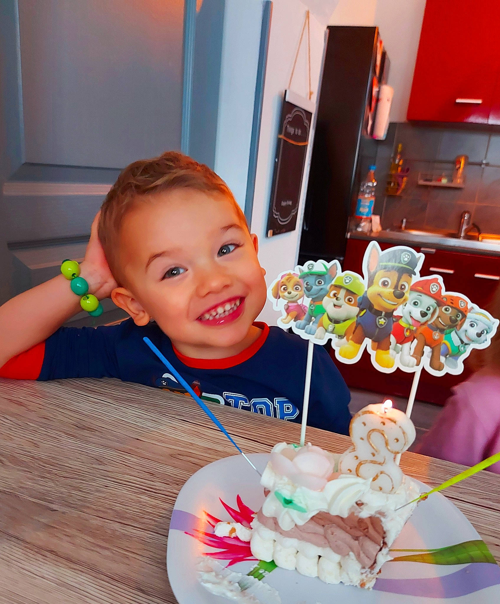 Ethan a rejoint le concours — aidez-le/la à gagner de superbes lots ! birthday_cake, cake, cake_decorating, cake_decorating_supply, chair, cream, dessert, event, food, fun, happy, icing, joy, party_supply, person, plate, smile, sugar_cake, sweetness, table