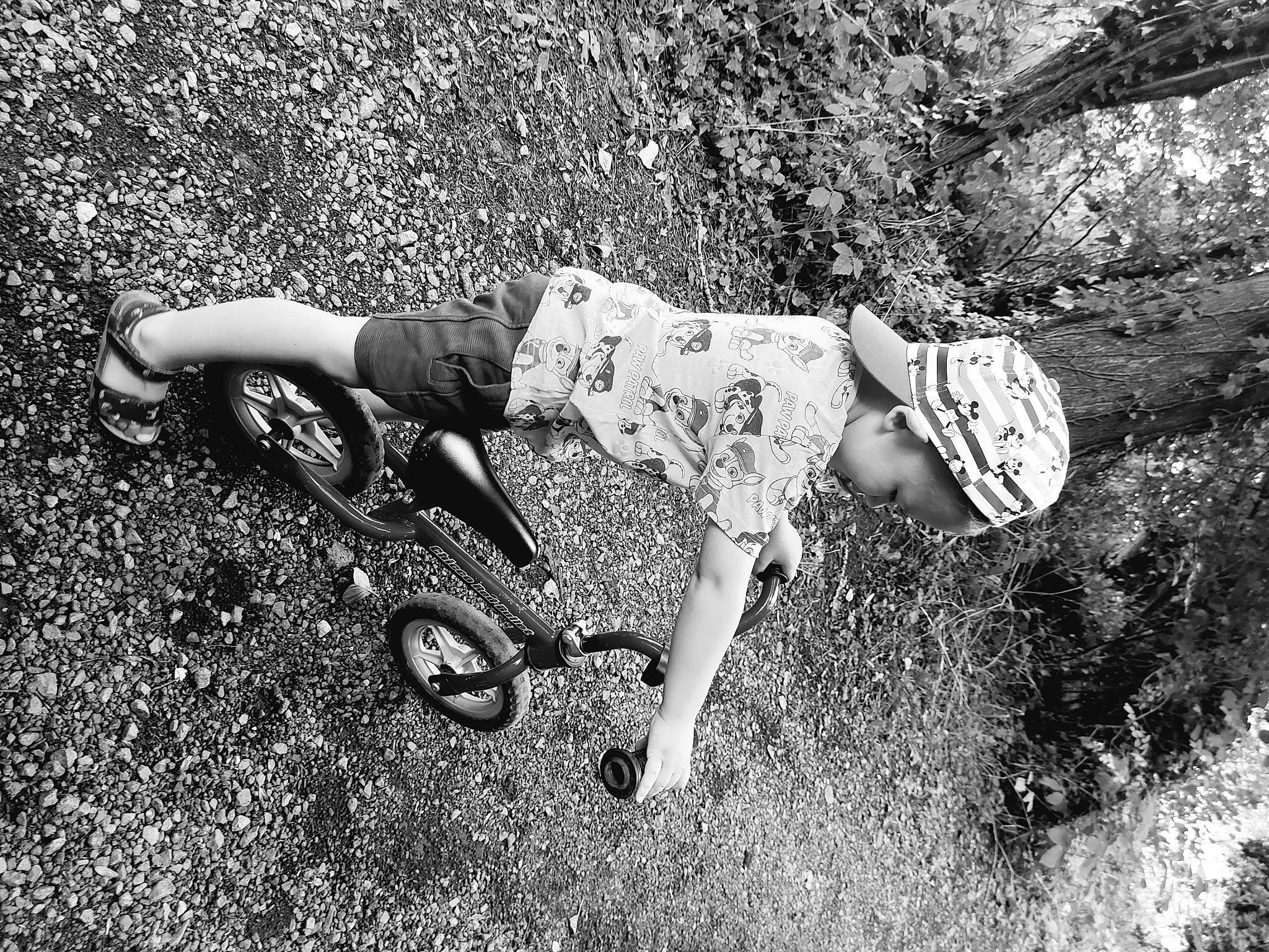 Ethan a rejoint le concours — aidez-le/la à gagner de superbes lots ! asphalt, flash_photography, grass, happy, human_leg, knee, landscape, leg, monochrome, monochrome_photography, people_in_nature, person, plant, recreation, shorts, soil, style, sunglasses, tire, tree