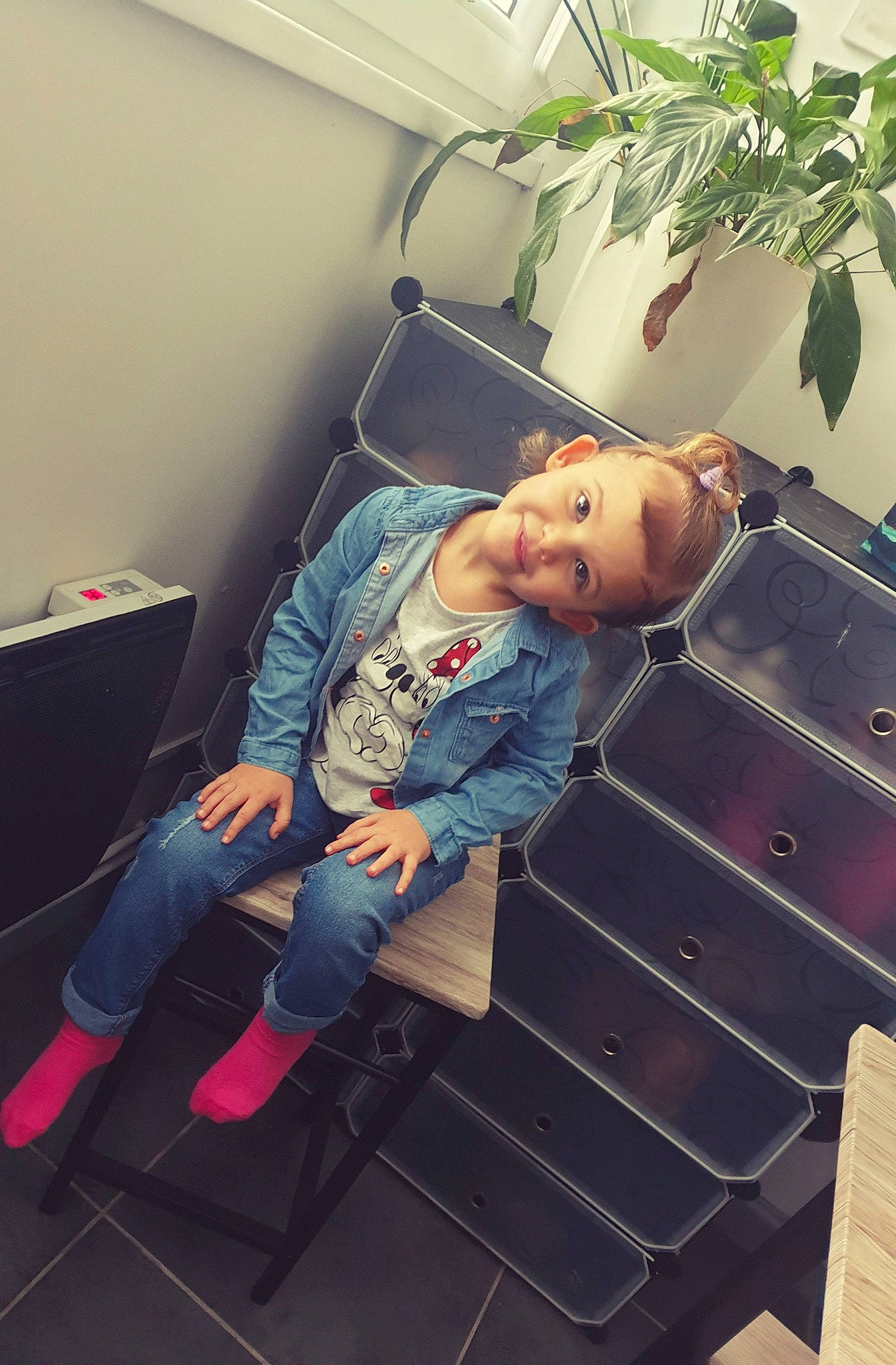 Melyne participe au concours pour gagner de l'argent avec cette photo : child, furniture, joint, joy, leg, person, room, sitting, toddler