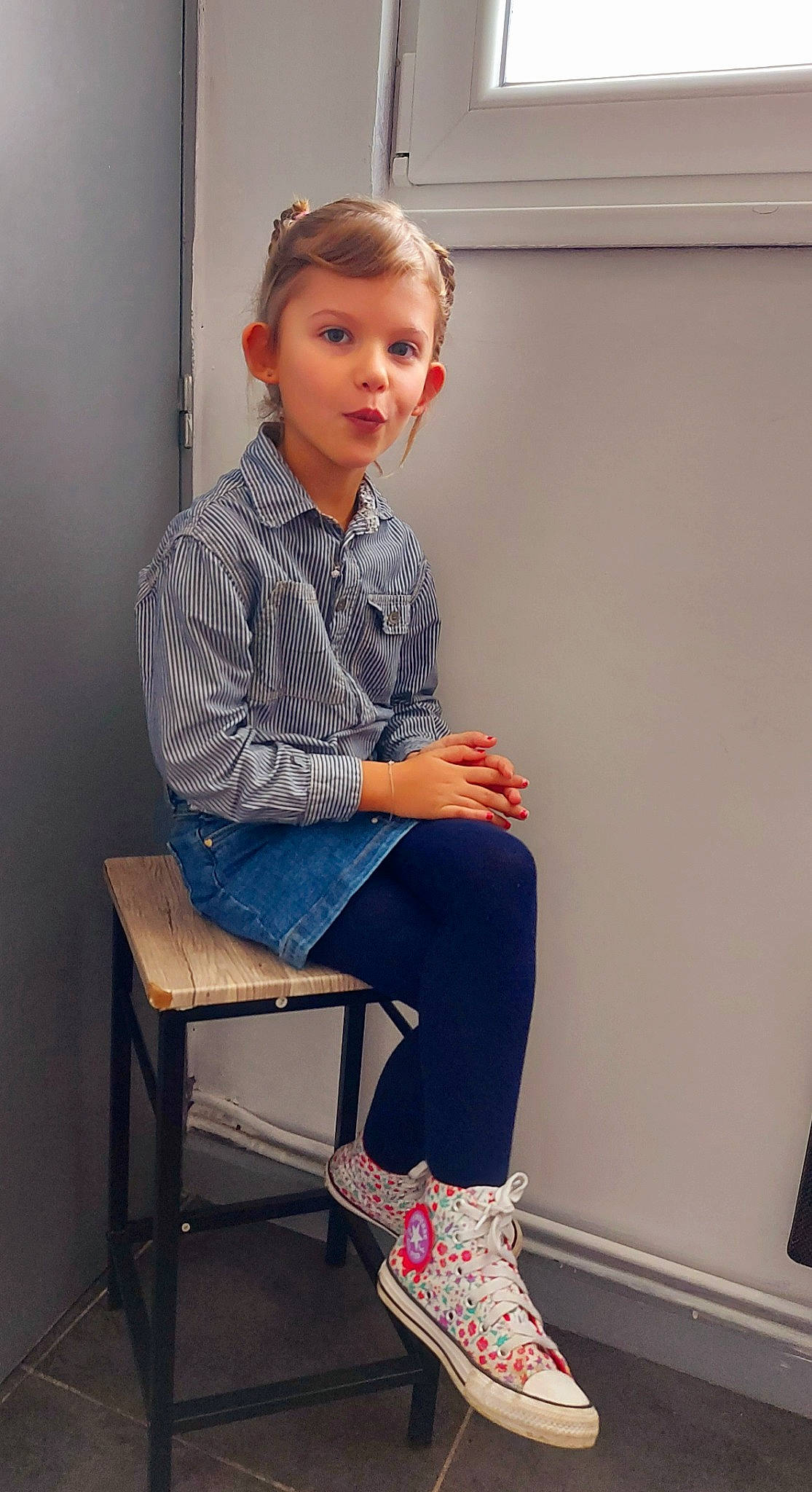 Melyne participe au concours pour gagner de l'argent avec cette photo : basic_pump, calf, court_shoe, denim, dress_shirt, electric_blue, fashion_design, foot, human_leg, joint, knee, leg, neck, pattern, person, sandal, shoe, sleeve, standing, thigh