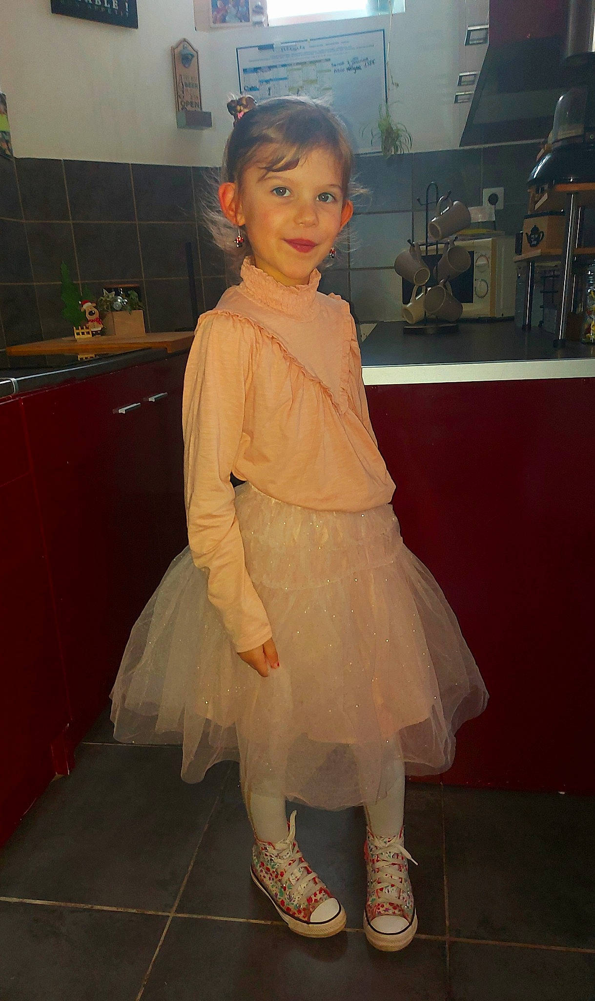 Melyne a rejoint le concours — aidez-le/la à gagner de superbes lots ! cabinetry, cocktail_dress, countertop, day_dress, embellishment, face, fashion_design, flooring, hair, human_body, human_leg, joy, knee, leg, person, room, skin, sleeve, smile, trunk