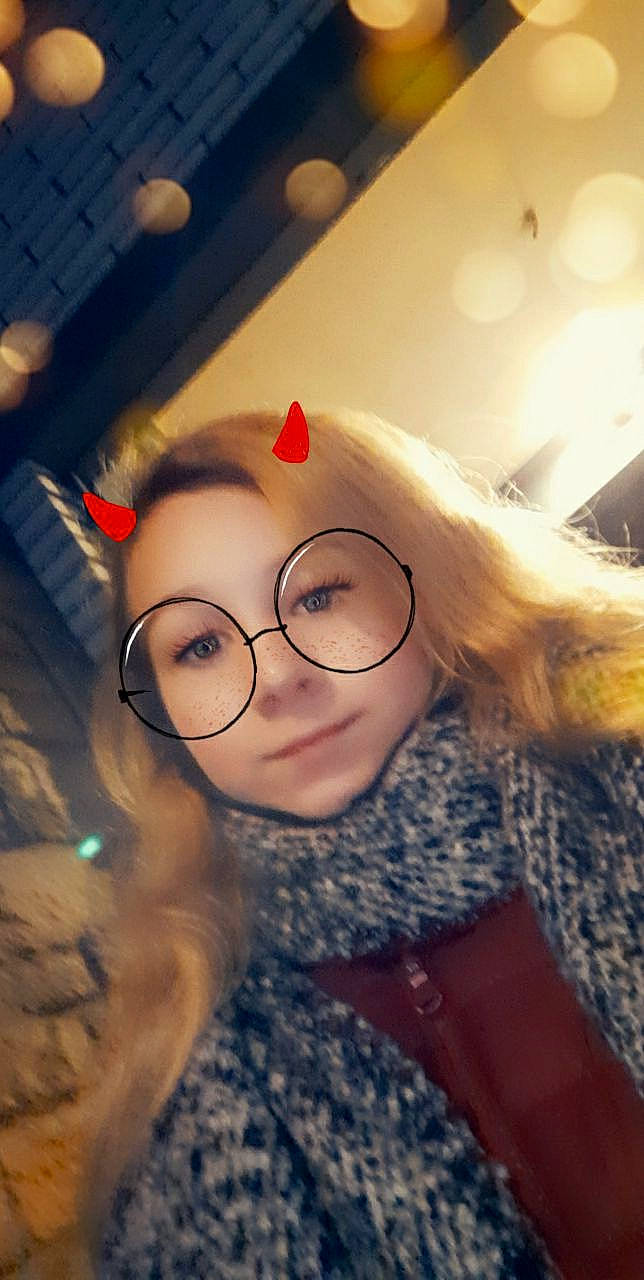 Rachel participe au concours pour gagner de l'argent avec cette photo : bangs, black_hair, doll, ear, eye, eyebrow, eyelash, eyewear, fawn, fun, glasses, goggles, happy, head, iris, lip, nose, person, selfie, toy