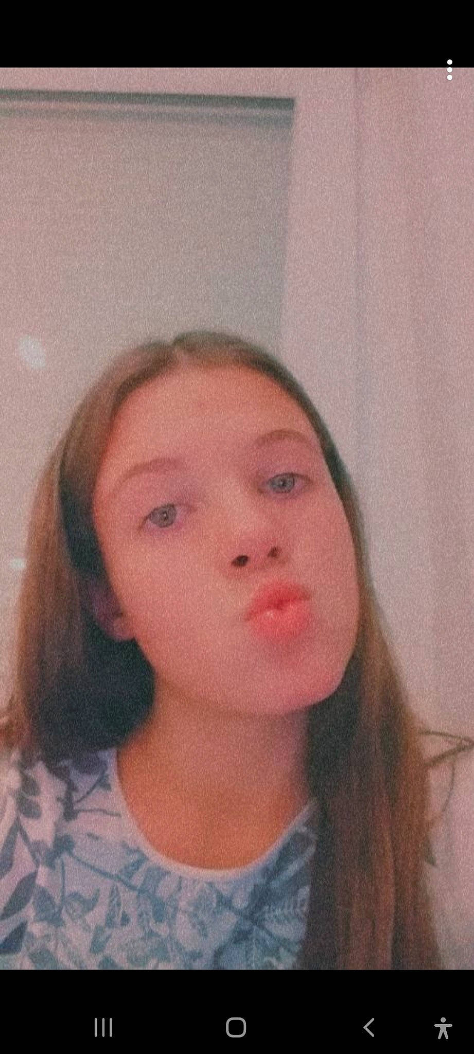 Emiliana a rejoint le concours — aidez-le/la à gagner de superbes lots ! brown_hair, cheek, child, chin, ear, eyebrow, eyelash, forehead, fun, gesture, hair_coloring, happy, iris, jaw, lip, mouth, nose, person, skin, t_shirt