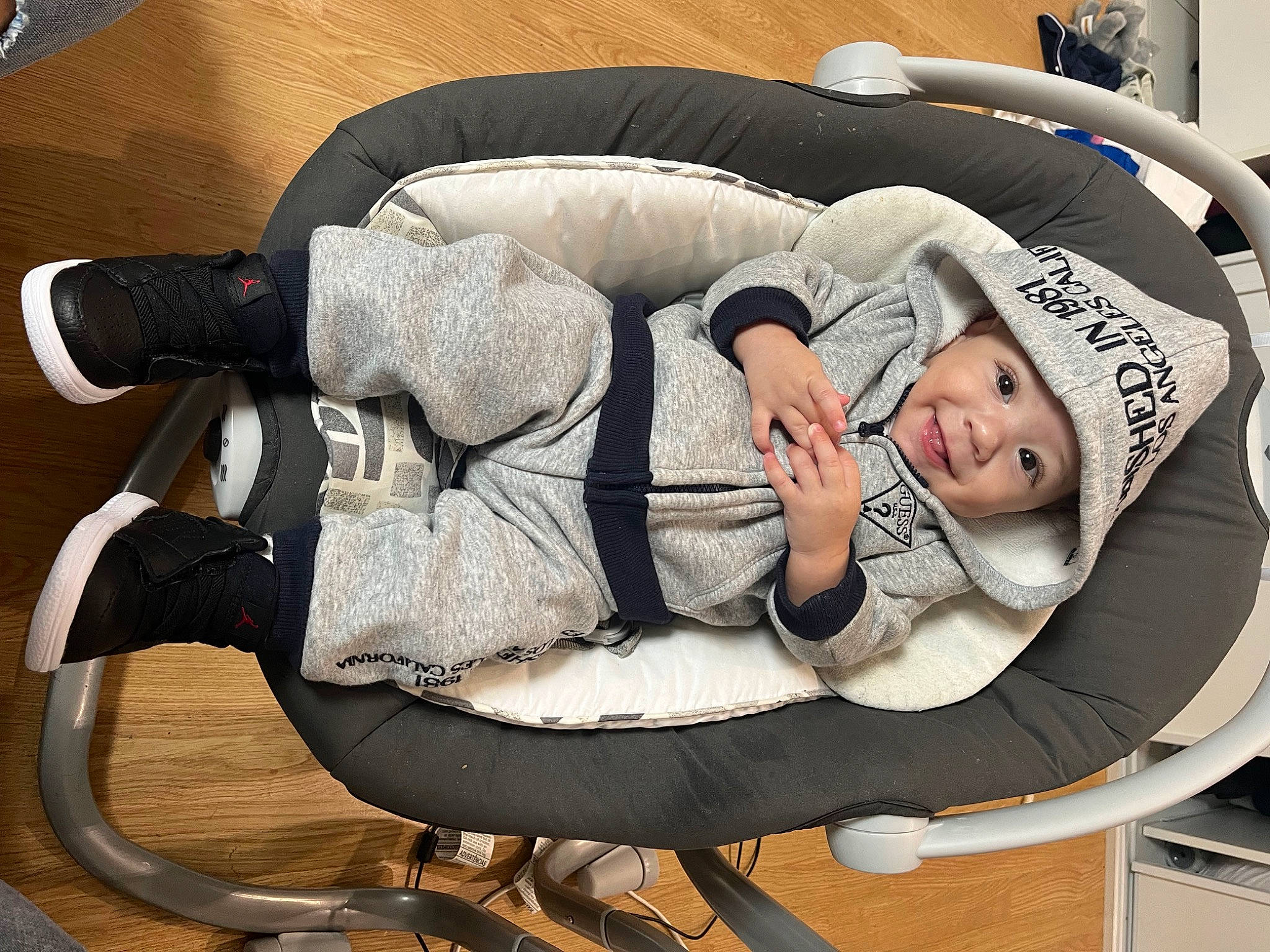 Qâssim a rejoint le concours — aidez-le/la à gagner de superbes lots ! baby, baby_carriage, baby_products, comfort, elbow, event, foot, headwear, health_care, human_leg, joy, knee, lap, mammal, medical, medical_equipment, patient, person, service, sitting