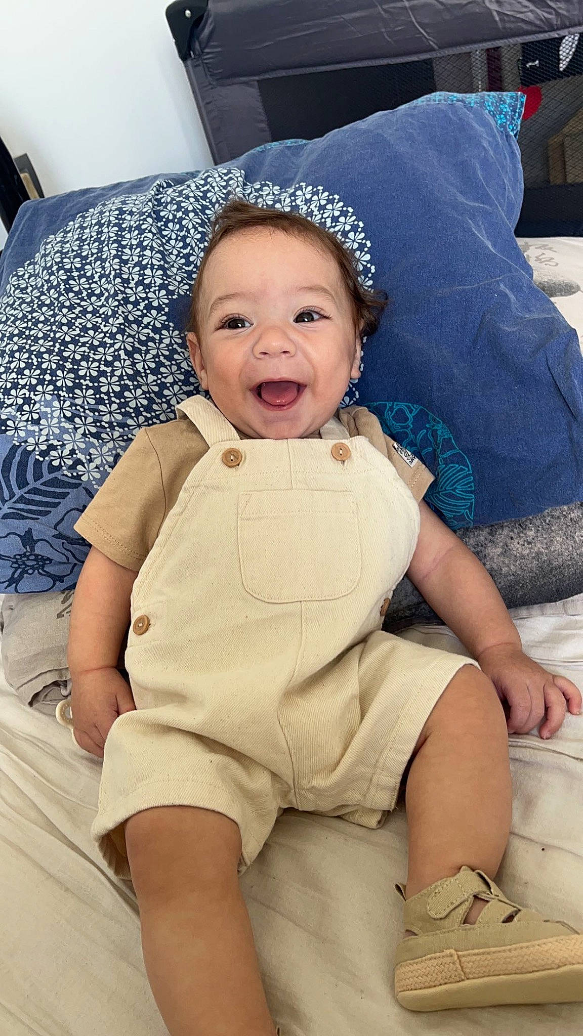 Qâssim participe au concours pour gagner de l'argent avec cette photo : baby, baby_toddler_clothing, blue, cap, child, comfort, dress, fashion_accessory, fun, happy, headgear, human_leg, linens, person, purple, sitting, skin, smile, t_shirt, thigh