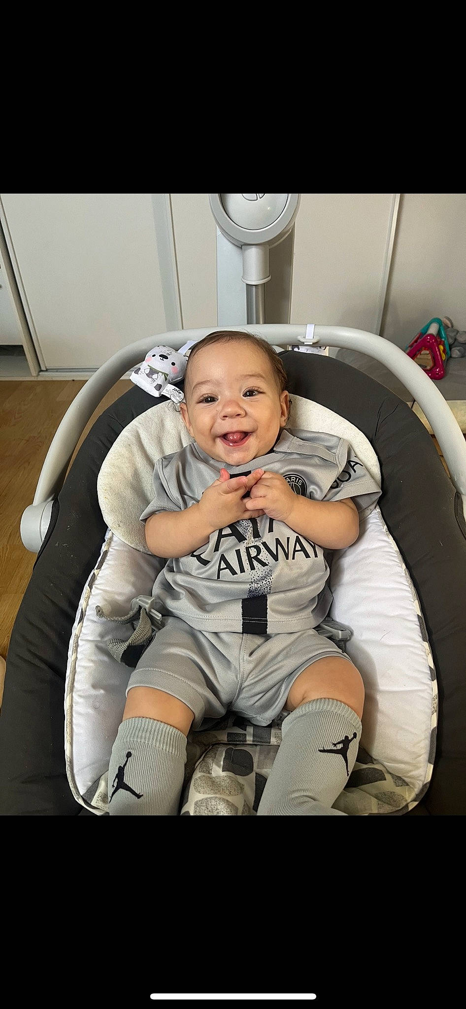 Qâssim participe au concours pour gagner de l'argent avec cette photo : auto_part, automotive_design, baby, baby_toddler_clothing, car_seat, child, comfort, flash_photography, fun, gesture, happy, health_care, human_leg, joy, person, service, sitting, smile, thigh, thumb