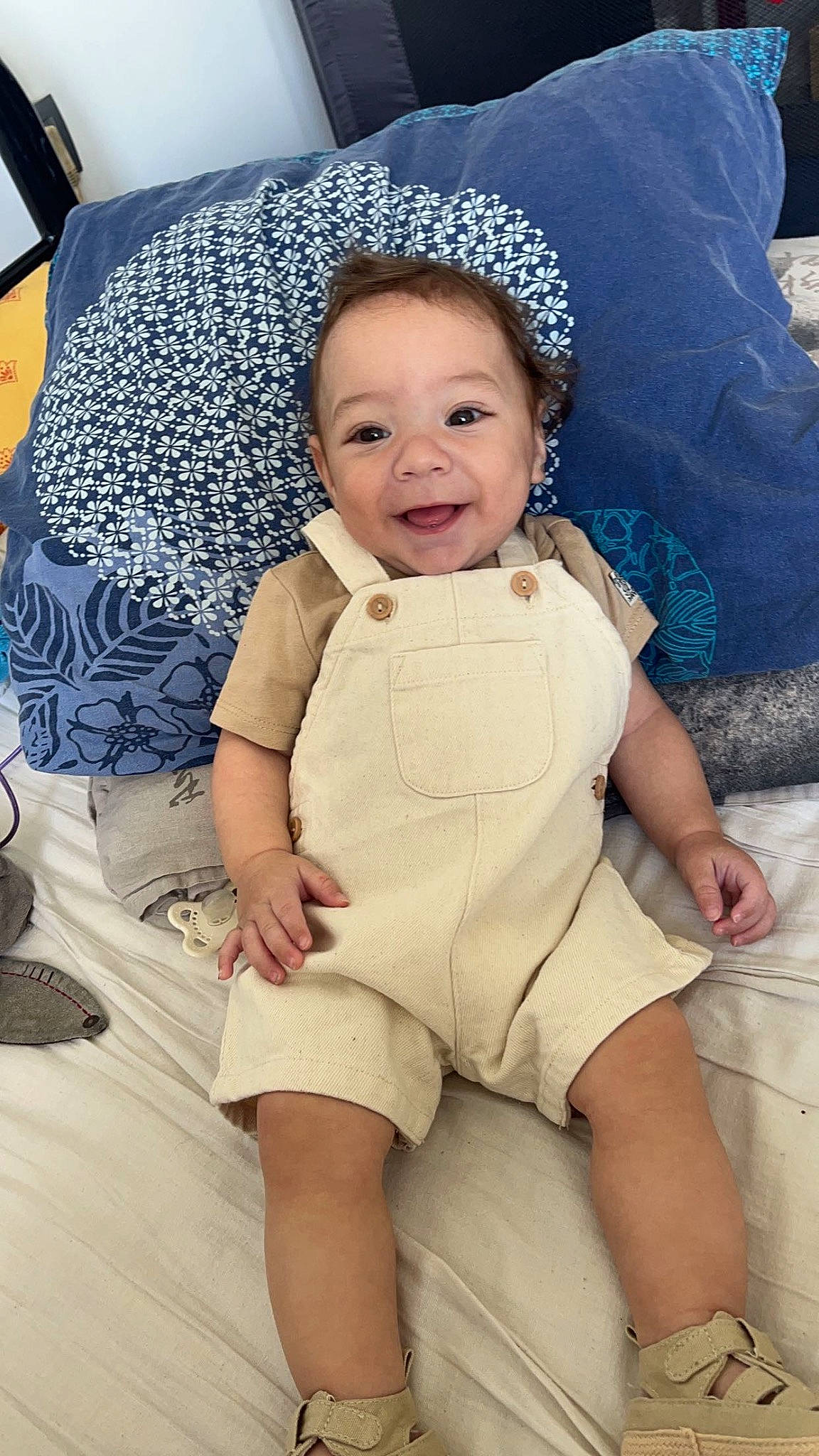 Qâssim a rejoint le concours — aidez-le/la à gagner de superbes lots ! abdomen, baby, baby_toddler_clothing, cheek, child, comfort, eye, finger, fun, happy, head, human_leg, joy, knee, person, sitting, skin, sleeve, smile, textile