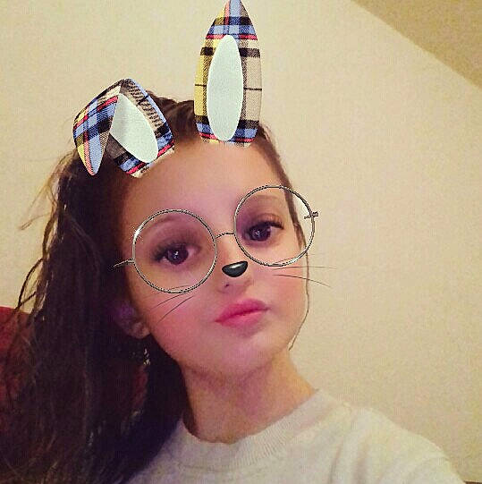 Avril a rejoint le concours — aidez-le/la à gagner de superbes lots ! brown_hair, cheek, chin, ear, eye, eyebrow, eyewear, face, forehead, girl, glasses, hair_accessory, hair_coloring, head, headgear, headpiece, lip, nose, person, product