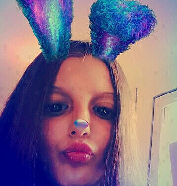 Avril a rejoint le concours — aidez-le/la à gagner de superbes lots ! beauty, brown_hair, ear, eyebrow, forehead, girl, hair, hair_accessory, hair_coloring, hairstyle, headgear, lip, long_hair, nose, person, purple, selfie