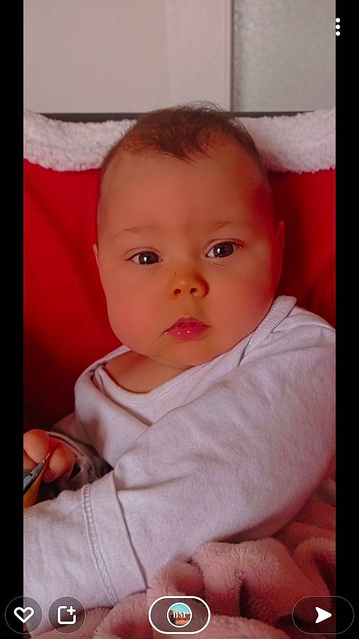 Milla a rejoint le concours — aidez-le/la à gagner de superbes lots ! baby, baby_products, baby_toddler_clothing, cheek, child, comfort, eyelash, flash_photography, happy, linens, lip, nose, person, pink, portrait_photography, selfie, sitting, skin, sleeve, thumb