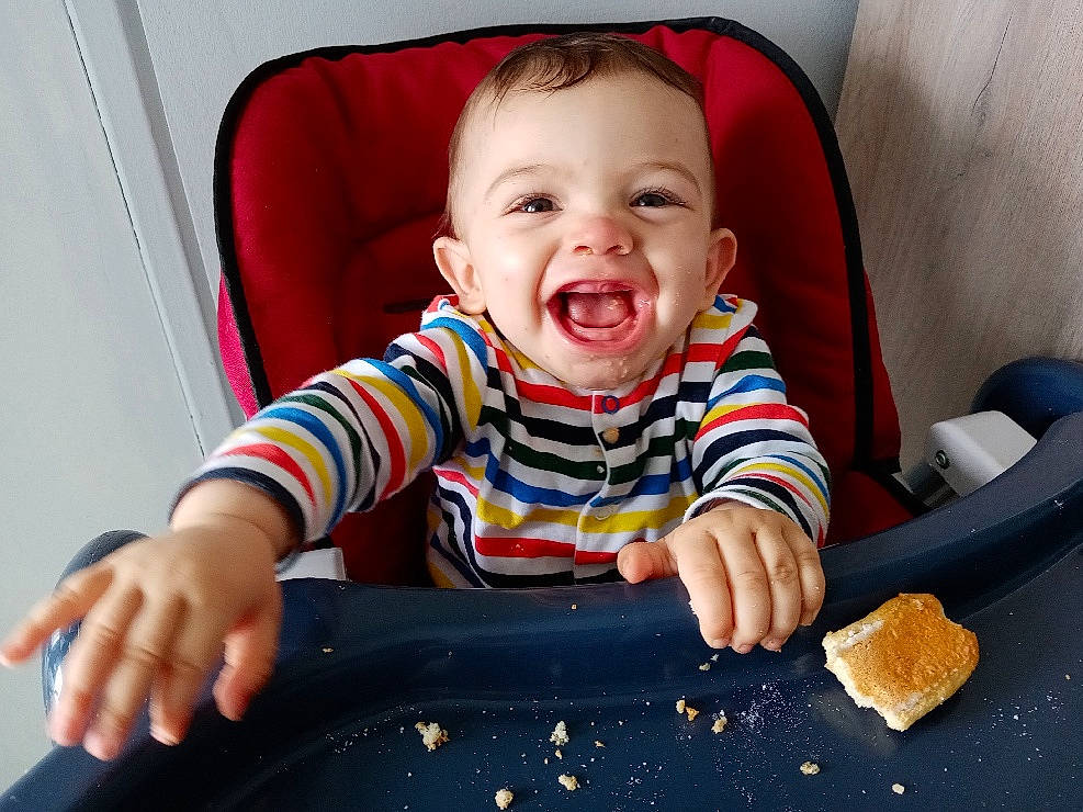 Idriss a rejoint le concours — aidez-le/la à gagner de superbes lots ! baby, baby_toddler_clothing, cheek, child, comfort, finger, fun, happy, laugh, pattern, people, person, play, product, sitting, sleeve, smile, t_shirt, thumb, toddler