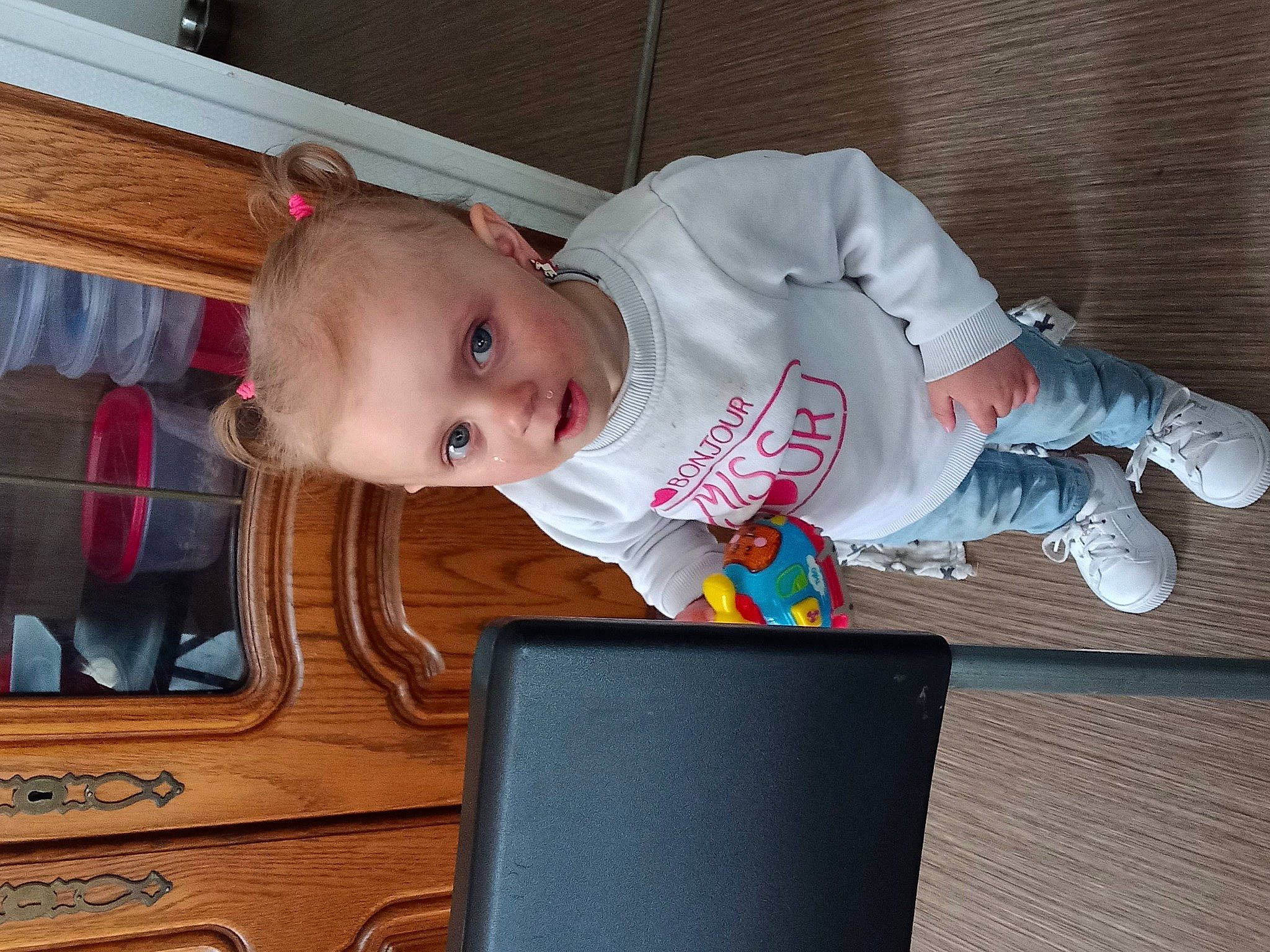 Clémence participe au concours pour gagner de l'argent avec cette photo : baby, baby_products, baby_safety, baby_toddler_clothing, child, comfort, eye, face, flooring, fun, head, pattern, person, room, sitting, sleeve, toddler, wood