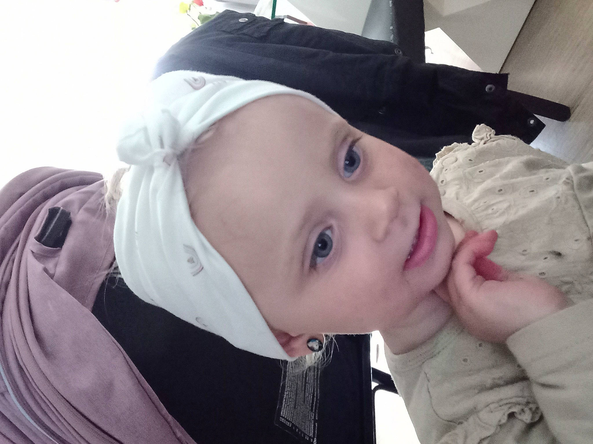 Clémence participe au concours pour gagner de l'argent avec cette photo : baby, baby_toddler_clothing, cap, cheek, child, chin, eyebrow, eyelash, fashion_accessory, fun, gesture, happy, hat, lip, mouth, nose, person, portrait_photography, skin, smile