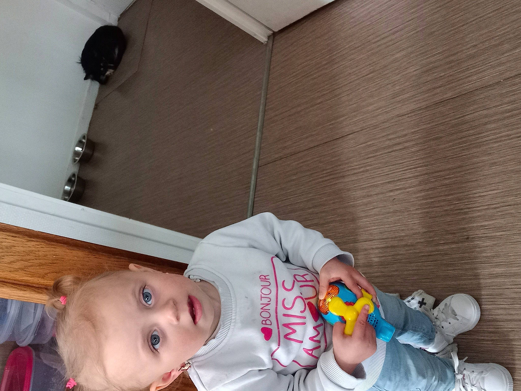 Clémence participe au concours pour gagner de l'argent avec cette photo : baby, baby_toddler_clothing, box, cardboard, carton, child, clothing, comfort, flooring, happy, hardwood, paper_product, person, room, shipping_box, sitting, smile, toddler, wood