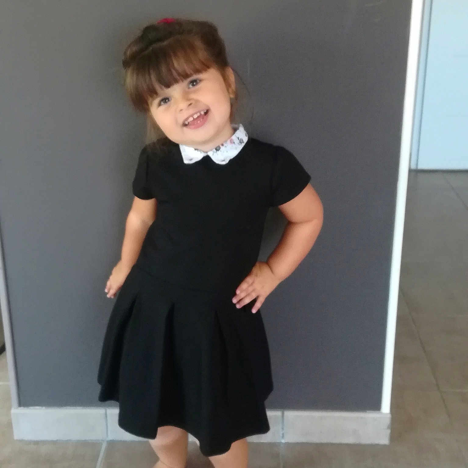 Laly participe au concours pour gagner de l'argent avec cette photo : abdomen, black, child, clothing, dress, girl, joint, joy, leg, little_black_dress, outerwear, pattern, person, school_uniform, shoe, shoulder, sleeve, standing, t_shirt, toddler