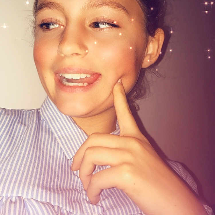 Aelia a rejoint le concours — aidez-le/la à gagner de superbes lots ! beauty, black_hair, cheek, chin, emotion, eye, eyebrow, face, facial_expression, forehead, fun, girl, head, human_hair_color, joy, lip, nose, person, pink, skin