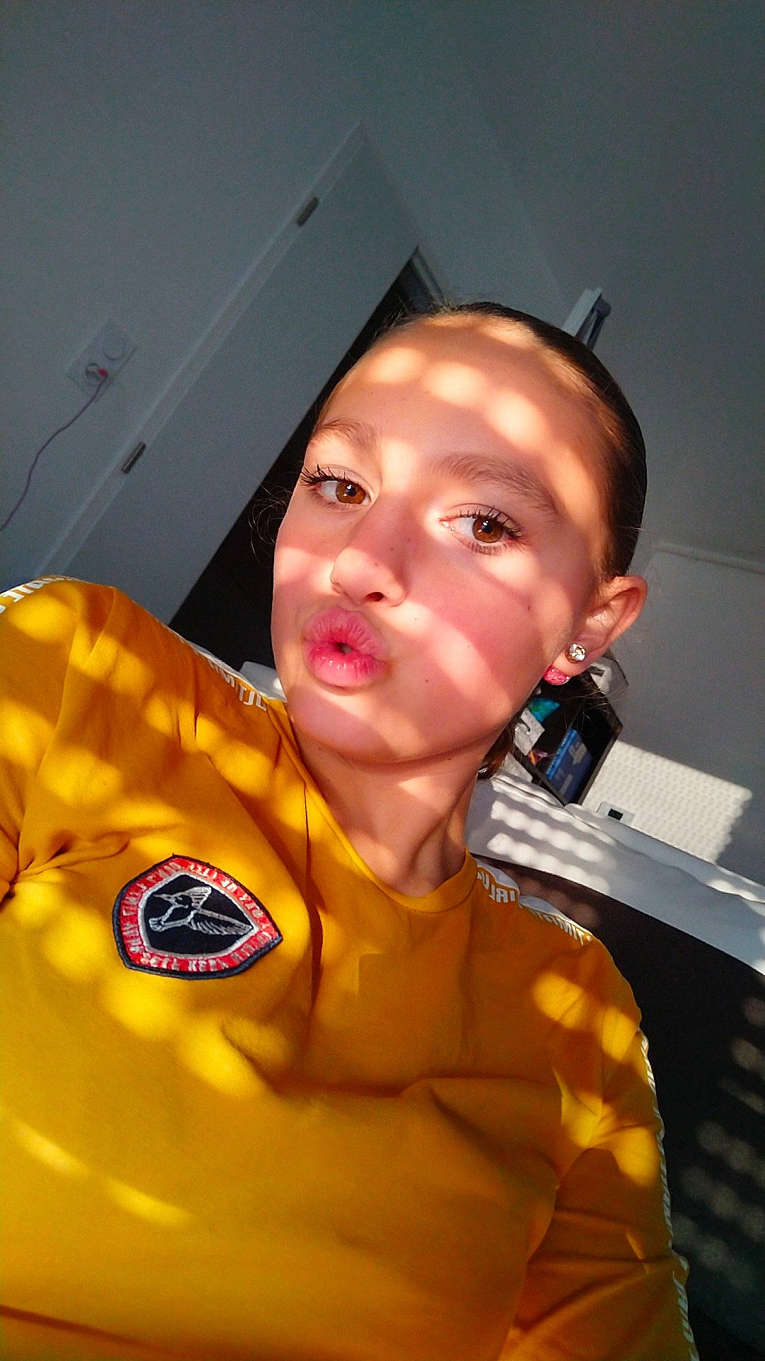 Aelia a rejoint le concours — aidez-le/la à gagner de superbes lots ! boy, cheek, chin, ear, eyebrow, face, facial_hair, forehead, fun, hair, hairstyle, head, human_hair_color, lip, mouth, muscle, nose, person, selfie, smile