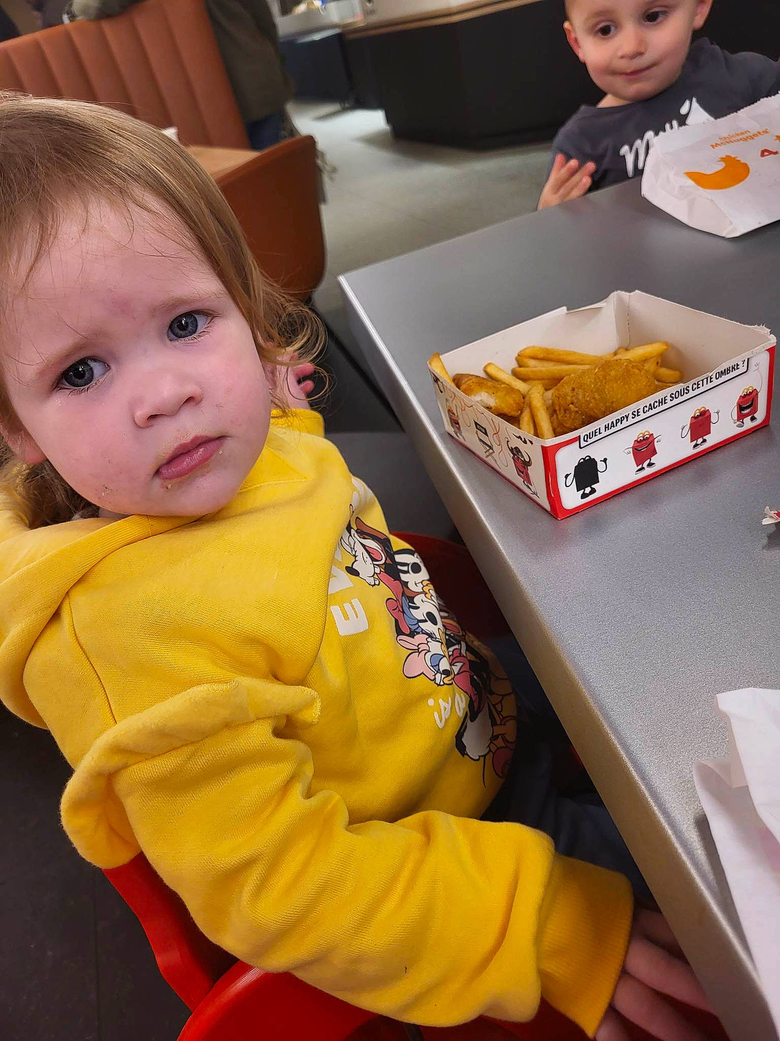 Rose participe au concours pour gagner de l'argent avec cette photo : baby, baby_toddler_clothing, breakfast, chair, cheek, child, comfort_food, cuisine, dish, finger_food, food, fun, headwear, ingredient, junk_food, orange, person, room, sharing, sitting