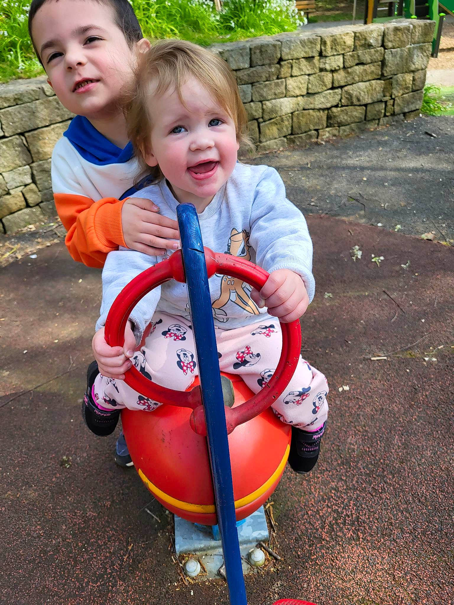 Rose a rejoint le concours — aidez-le/la à gagner de superbes lots ! baby, baby_products, baby_toddler_clothing, child, electric_blue, face, fun, grass, happy, leisure, people_in_nature, person, plant, play, recreation, sitting, smile, soil, tire, toddler