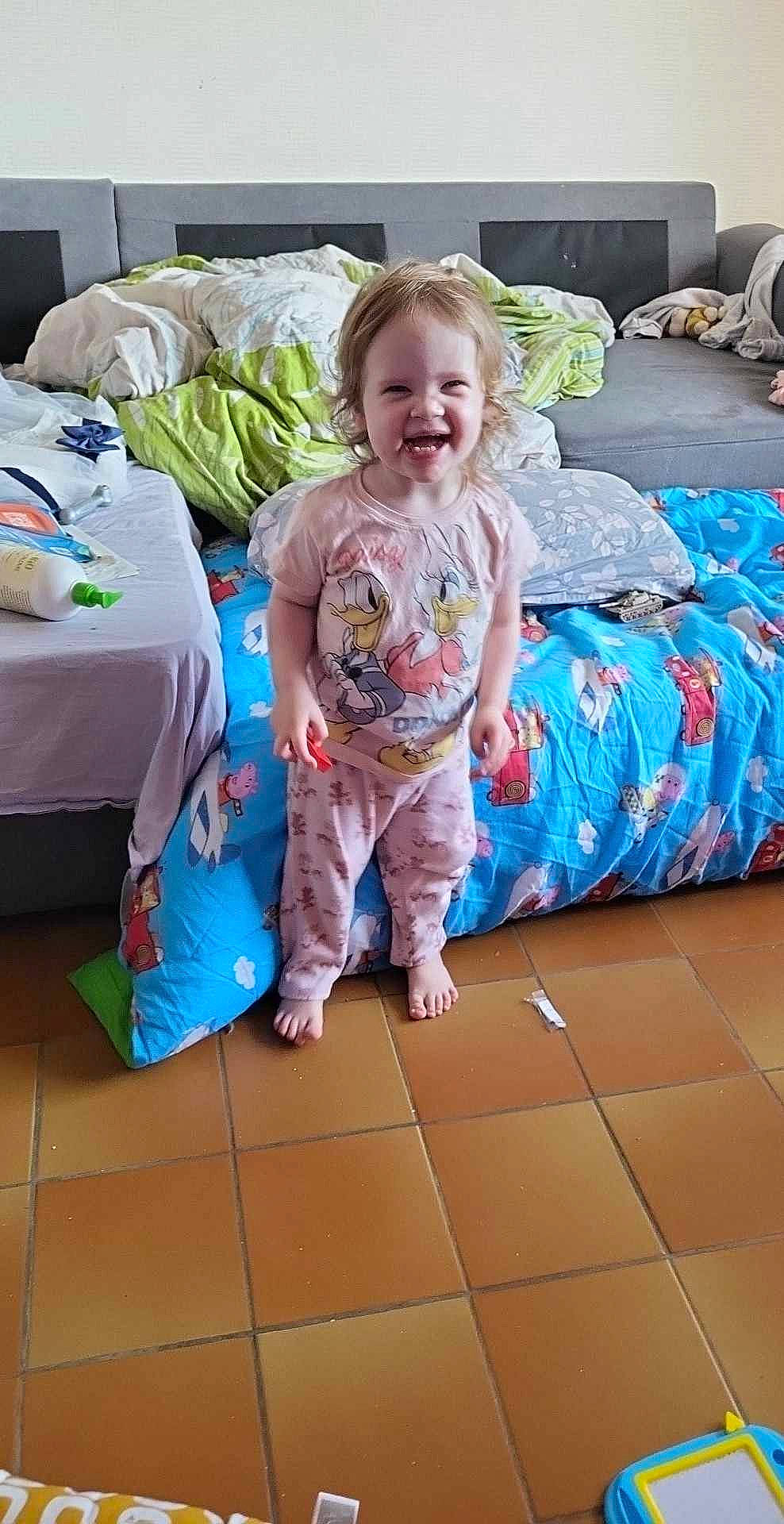 Rose a rejoint le concours — aidez-le/la à gagner de superbes lots ! baby, baby_toddler_clothing, bedding, child, comfort, couch, flooring, grass, green, happy, head, joy, linens, people, person, pillow, room, sitting, sleeve, smile