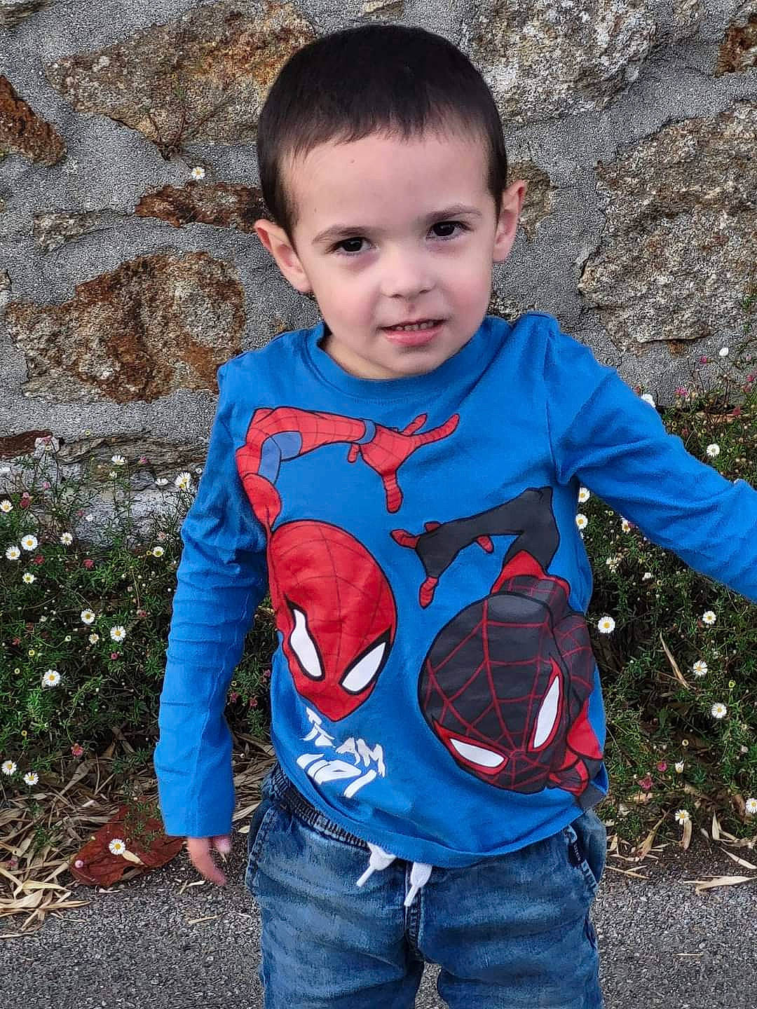 Dingo Mirabel a rejoint le concours — aidez-le/la à gagner de superbes lots ! baby_toddler_clothing, beauty, child, clothing, cool, denim, electric_blue, face, facial_expression, grass, hairstyle, happy, outerwear, pattern, person, plant, sleeve, standing, t_shirt, toddler