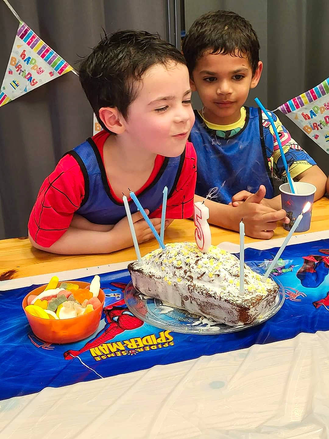 Dingo Mirabel participe au concours pour gagner de l'argent avec cette photo : baked_goods, birthday_cake, birthday_candle, cake, cake_decorating, candle, chair, child, cuisine, food, fun, leisure, person, plate, sharing, sugar_cake, summer, t_shirt, table, tableware