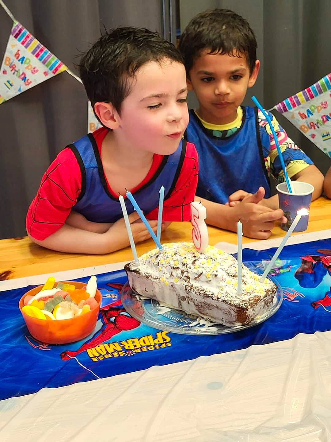 Dingo Mirabel participe au concours pour gagner de l'argent avec cette photo : baked_goods, birthday_cake, birthday_candle, buttercream, cake, cake_decorating, chair, child, cuisine, event, food, fun, leisure, person, plate, sharing, sugar_cake, t_shirt, table, tableware