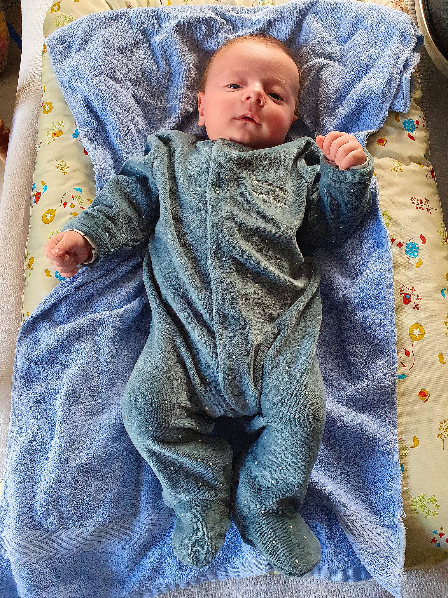 Eli a rejoint le concours — aidez-le/la à gagner de superbes lots ! baby, baby_products, baby_safety, baby_sleeping, baby_toddler_clothing, bed_sheet, bedding, bedtime, cheek, child, comfort, eye, face, infant_bed, linens, pattern, person, skin, sleeve, textile