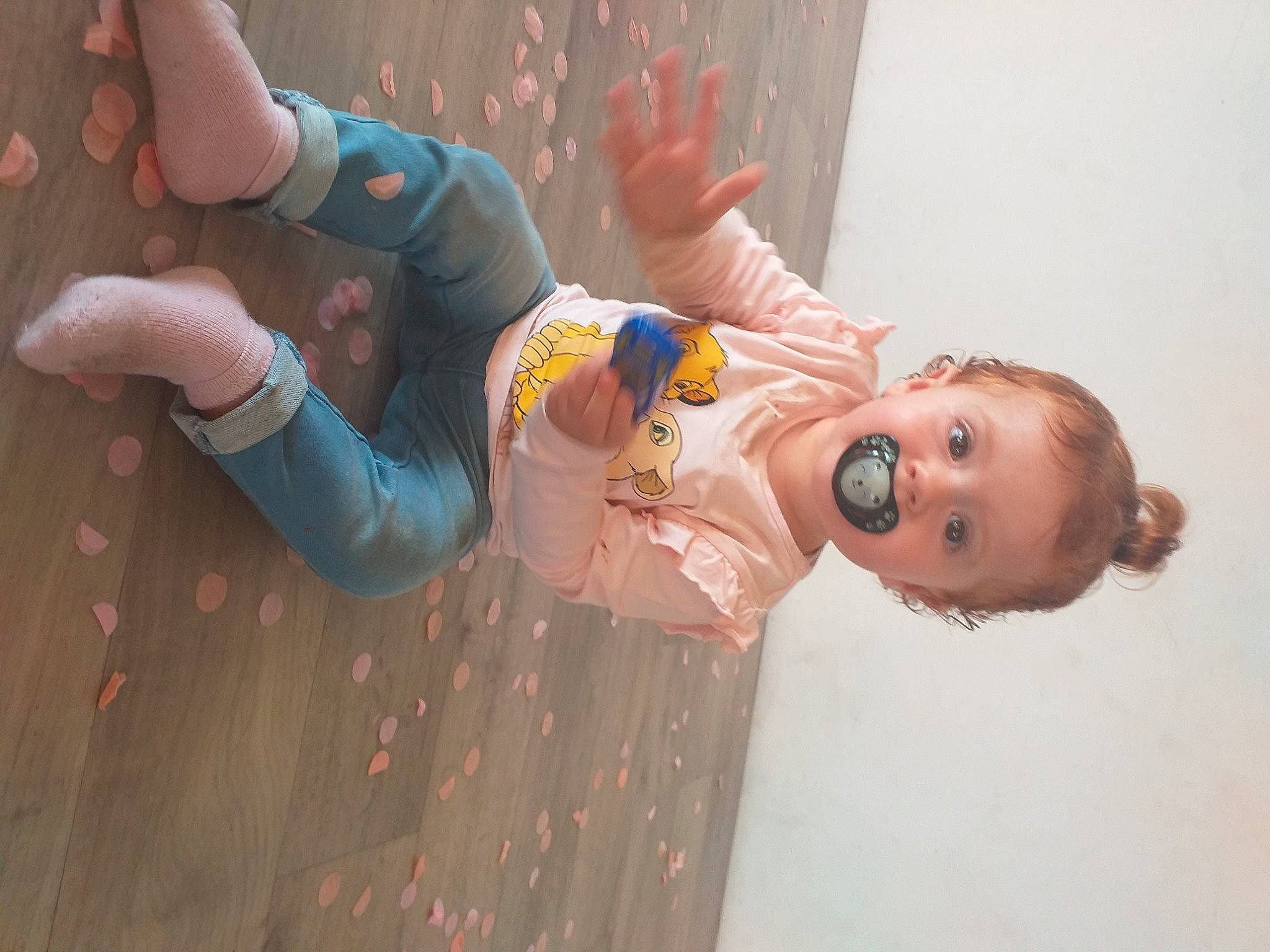 Stélla participe au concours pour gagner de l'argent avec cette photo : arm, barefoot, finger, foot, fun, gesture, hand, happy, human_body, human_leg, joint, leisure, nail, person, pink, skin, sunglasses, thigh, thumb, toddler