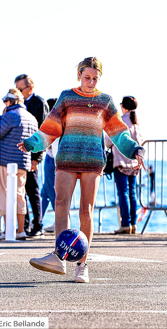 Lise participe au concours pour gagner de l'argent avec cette photo : azure, bag, boot, electric_blue, entertainment, event, eyewear, footwear, fun, human_leg, leg, leisure, luggage_and_bags, person, recreation, shoe, sneakers, street, style, tartan