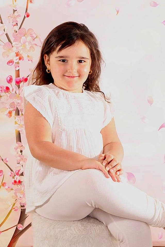 Cheeryl a rejoint le concours — aidez-le/la à gagner de superbes lots ! beauty, child, child_model, happy, joy, long_hair, person, pink, sitting, skin, smile