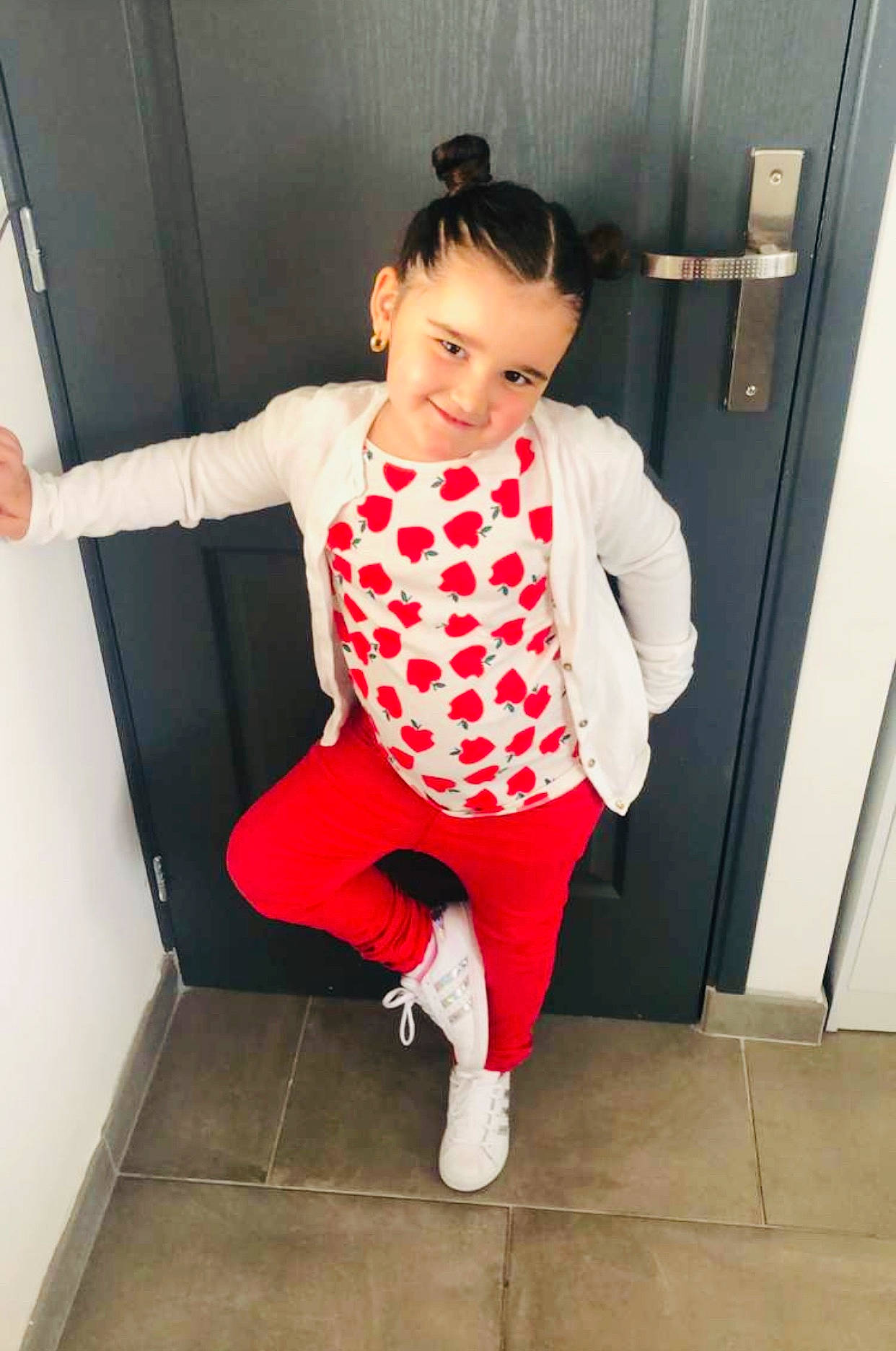Cheeryl a rejoint le concours — aidez-le/la à gagner de superbes lots ! child, clothing, costume, joy, leg, outerwear, pattern, person, polka_dot, red, shoe, sportswear, thigh, tights, toddler