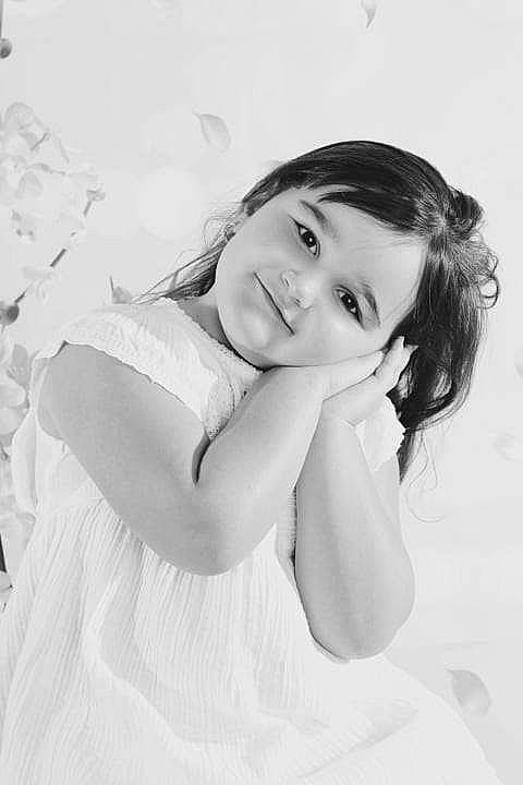 Cheeryl a rejoint le concours — aidez-le/la à gagner de superbes lots ! arm, beauty, black, black_and_white, eye, face, forehead, hair, hairstyle, joy, lip, monochrome, monochrome_photography, person, photo_shoot, photograph, photography, shoulder, skin, smile