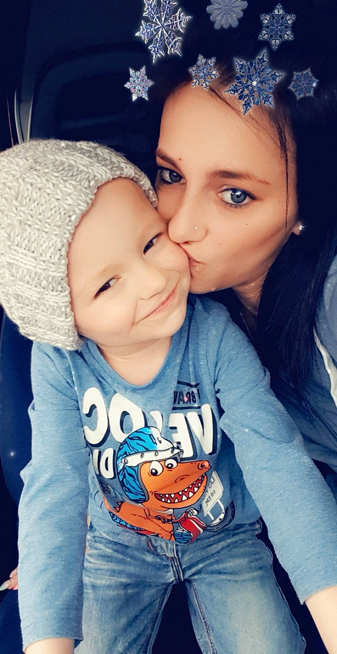 Maxence participe au concours pour gagner de l'argent avec cette photo : beauty, child, cool, daughter, day, fun, girl, hair_accessory, happiness, headgear, human_hair_color, infant, joy, mother, person, product, skin, smile, toddler