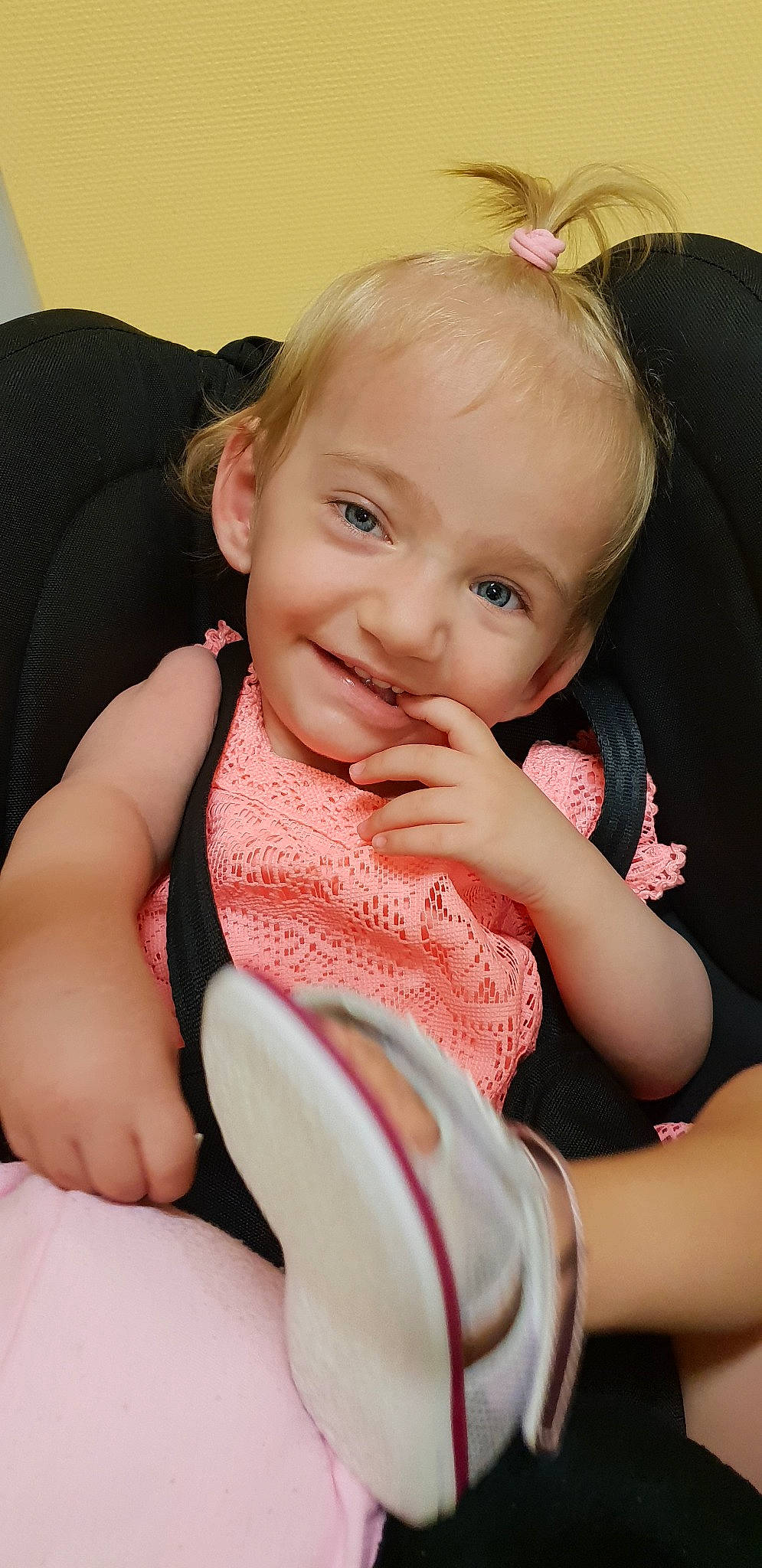 Emeline a rejoint le concours — aidez-le/la à gagner de superbes lots ! baby_products, beauty, cheek, child, day, ear, fun, girl, human_hair_color, infant, joy, leg, person, pink, product, sitting, skin, smile, toddler